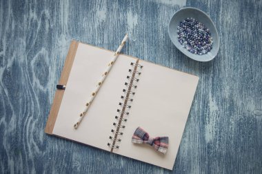 Ahşap mavi arka plan ile ilgili Noel notlar