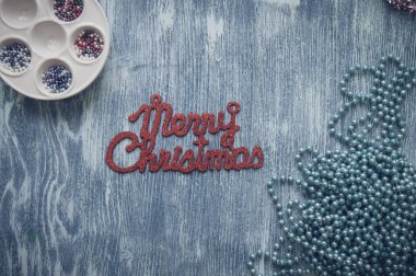 Ahşap arka plan mavi neşeli Noel işareti