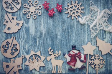 Mavi ahşap arka plan üzerinde Noel ahşap rakamlar