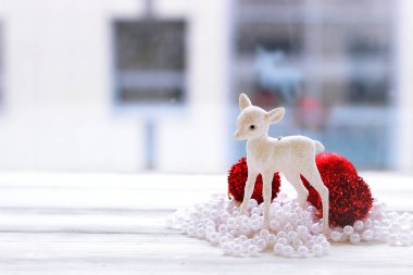 Festival dekorasyon, boncuk ve Noel topları ve heykelcik