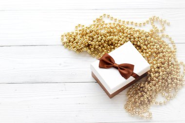 tatil dekorasyon, hediye kutusu ve üstündeki Beyaz tahta arka plan