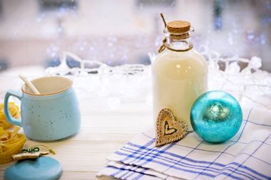 Yeni yıl natürmort bir şişe, şekerlik, bir top ile