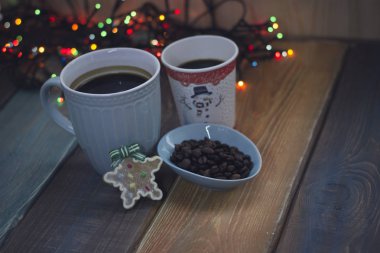 Mavi kupa ve cam masanın üzerine