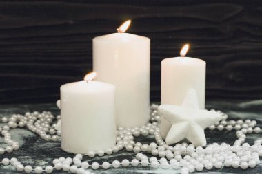 Yanan mumlar, Noel süslemeleri beyaz