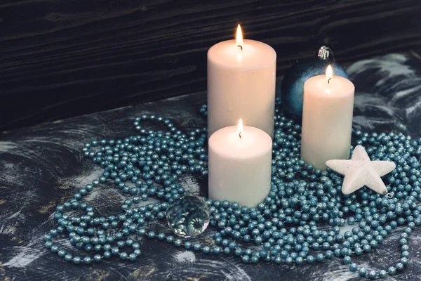 Queimando velas de Natal, decorações azuis — Fotografia de Stock