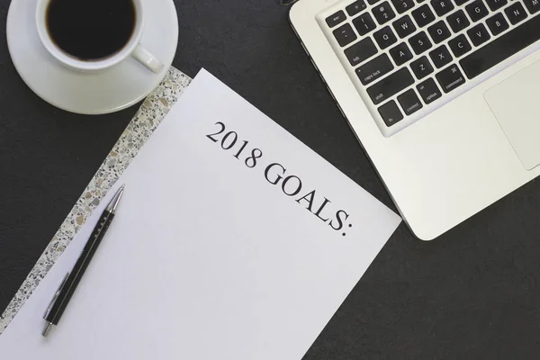 2018 goals paper on a patterned folder, a coffee cup and a laptop — Stock Photo, Image