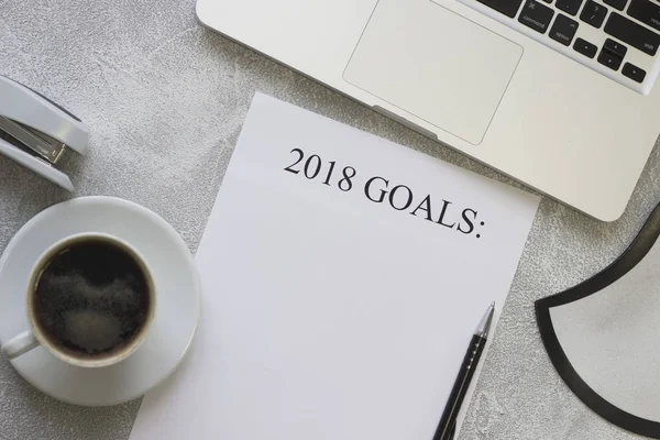 2018 goals paper with a cup of coffee and office supplies — Stock Photo, Image