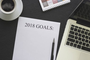 2018 gol, bir fincan sade kahve, bir dizüstü bilgisayar