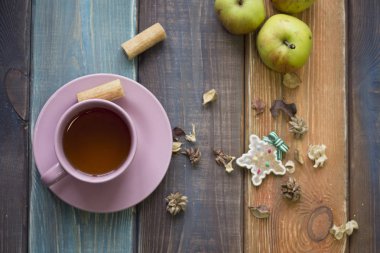 Çay bardağı, kuru çiçekler, yeşil elma