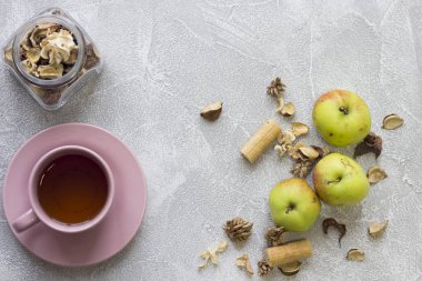 Natürmort pembe çay bardağı, Cam Kavanoz, Kuru çiçek ve yeşil elma