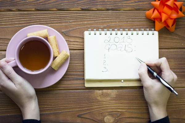 Schrijven 2018 doelen, een kopje thee, een oranje boog — Stockfoto
