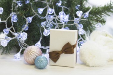 Şenlikli bir natürmort hediye, yılbaşı ağacı toplar ve örgü şapkası ile