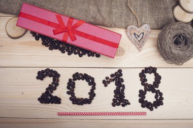 2018 kahve çekirdekleri yazıt, kurabiye ve bir kırmızı hediye kutusu