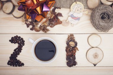 2018 yazıt kahve çekirdekleri, Kupası, kuru çiçekler ve ahşap dilimleri