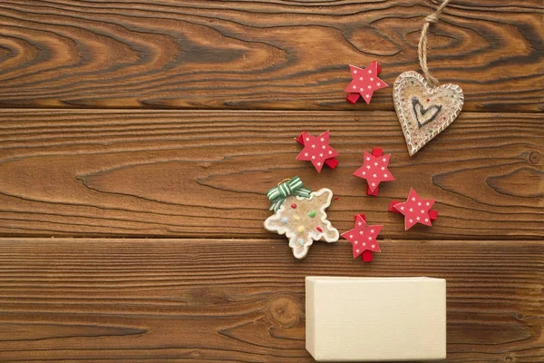 Jul bakgrund med en låda, pepparkakor och träleksaker — Stockfoto