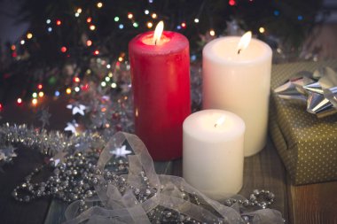 Yanan mum, boncuk ve bir hediye kutusu ile natürmort