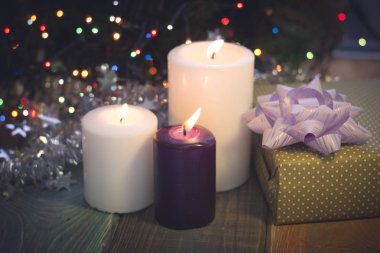 Yanan mumlar ve bir hediye kutusu ile natürmort