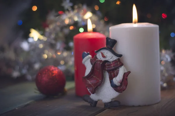 Feliz Natal inscrição, boneco de neve brinquedo, velas — Fotografia de Stock