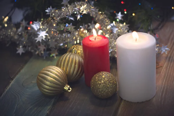 Natureza morta com velas e bolas de árvore de Natal — Fotografia de Stock