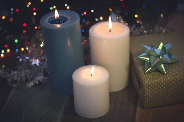 Natureza morta com velas acesas e uma caixa de presente — Fotografia de Stock