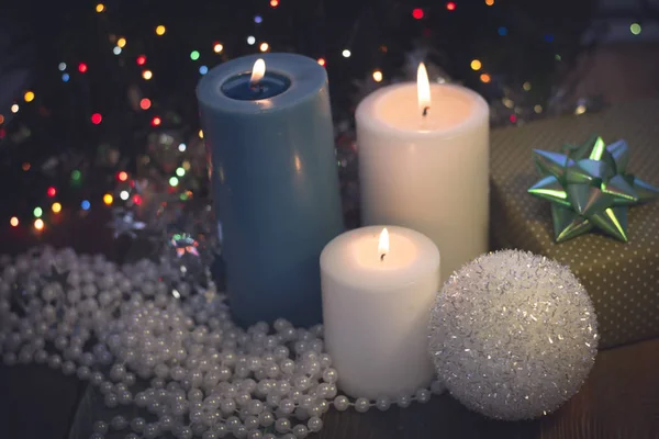 Natureza morta com velas acesas e uma caixa de presente — Fotografia de Stock