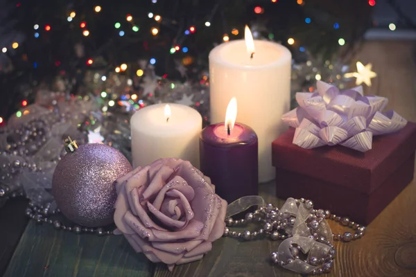 Natureza morta com velas acesas, decorações de Natal e uma caixa de presente — Fotografia de Stock