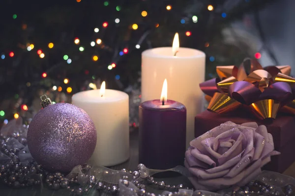 Natureza morta com velas acesas, decorações de Natal e uma caixa de presente — Fotografia de Stock