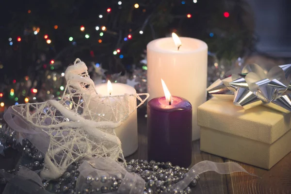 Natureza morta com velas acesas, decorações de Natal e uma caixa de presente — Fotografia de Stock