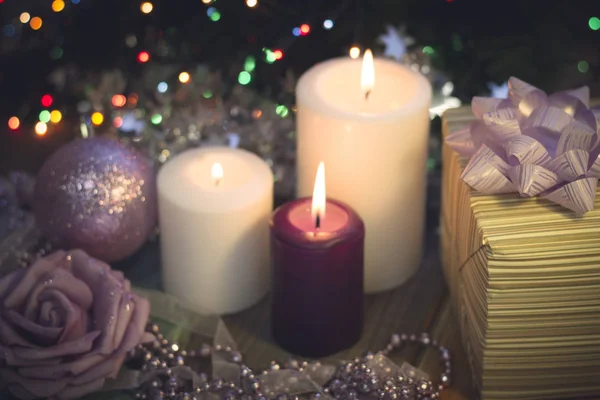 Nature morte avec des bougies allumées, des décorations de Noël et une boîte cadeau — Photo
