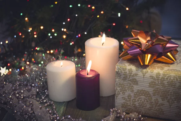 Natureza morta com velas acesas, decorações de Natal e uma caixa de presente — Fotografia de Stock