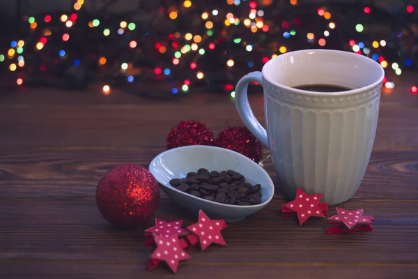 Рождественский натюрморт с кофе и украшениями — стоковое фото
