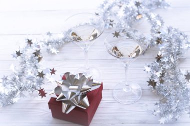 İki bardak ve bir hediye kutusu ile natürmort