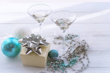 İki bardak ve bir hediye kutusu ile natürmort