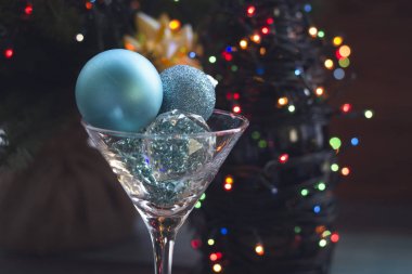 Bir bardak ve bir şişe şampanya ile şenlikli natürmort