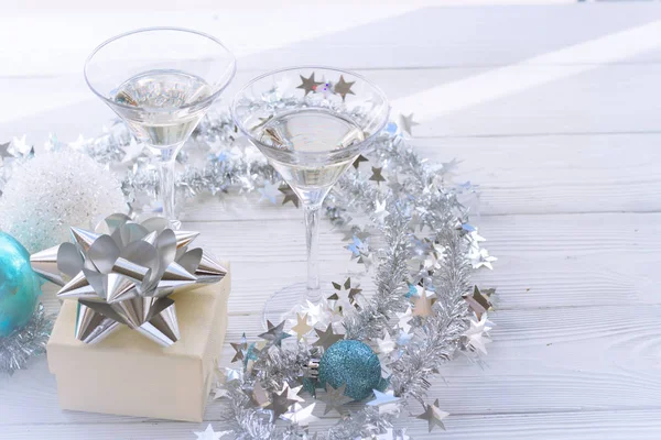 İki bardak ve bir hediye kutusu ile natürmort