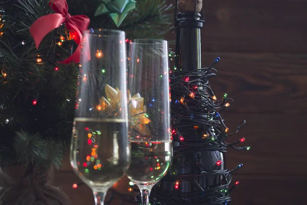 Świąteczny Martwa natura z butelką szampana i dwie szklanki — Zdjęcie stockowe
