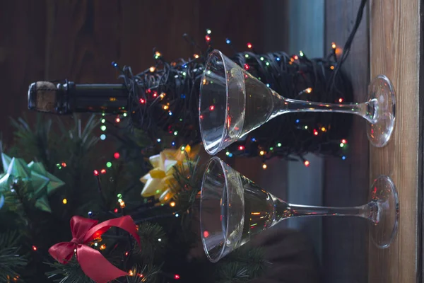 Świąteczny Martwa natura z butelką szampana i dwie szklanki — Zdjęcie stockowe