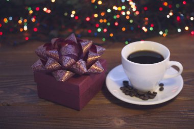 Bir fincan kahve ve bir hediye kutusu ile natürmort