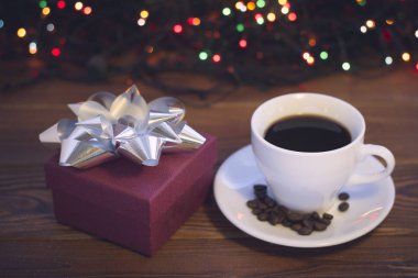 Bir fincan kahve ve bir hediye kutusu ile natürmort