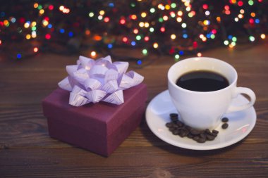 Bir fincan kahve ve bir hediye kutusu ile natürmort