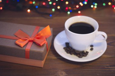 Bir fincan kahve ve bir hediye kutusu ile natürmort