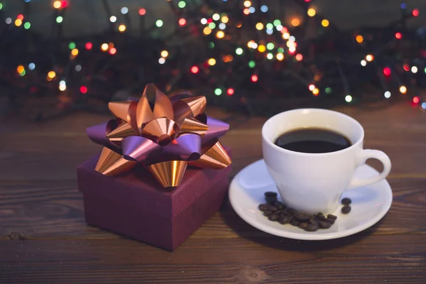 Egy csésze kávé és egy ajándék doboz a csendélet — Stock Fotó