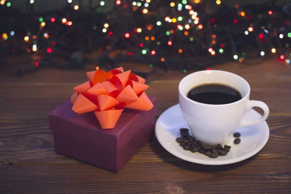 Egy csésze kávé és egy ajándék doboz a csendélet — Stock Fotó