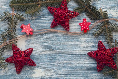 Süslemeleri ile mavi bir ahşap Noel arka plan