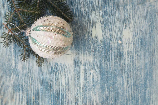 Un fond de Noël en bois bleu avec des décorations — Photo