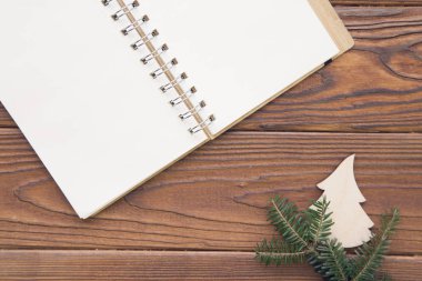 Köknar ağacı dalları ile Noel rustik ahşap arka plan