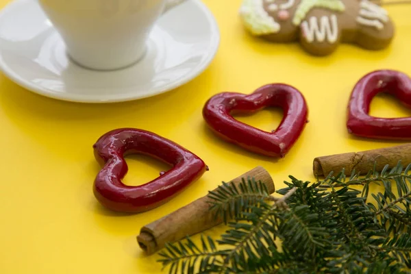 Een kopje thee en decoraties op een gele achtergrond — Stockfoto