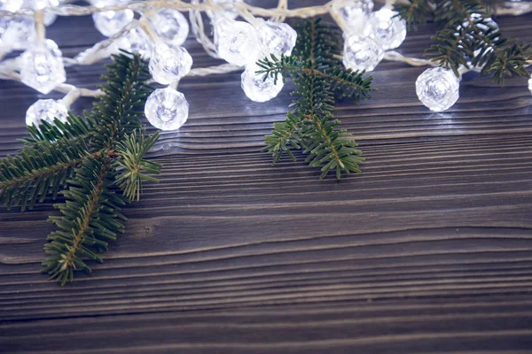 Un fond de Noël en bois sombre avec des décorations — Photo