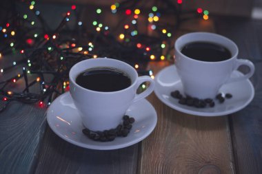 İki kahve fincanı ile şenlikli natürmort