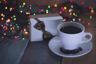 Bir fincan kahve ile şenlikli natürmort